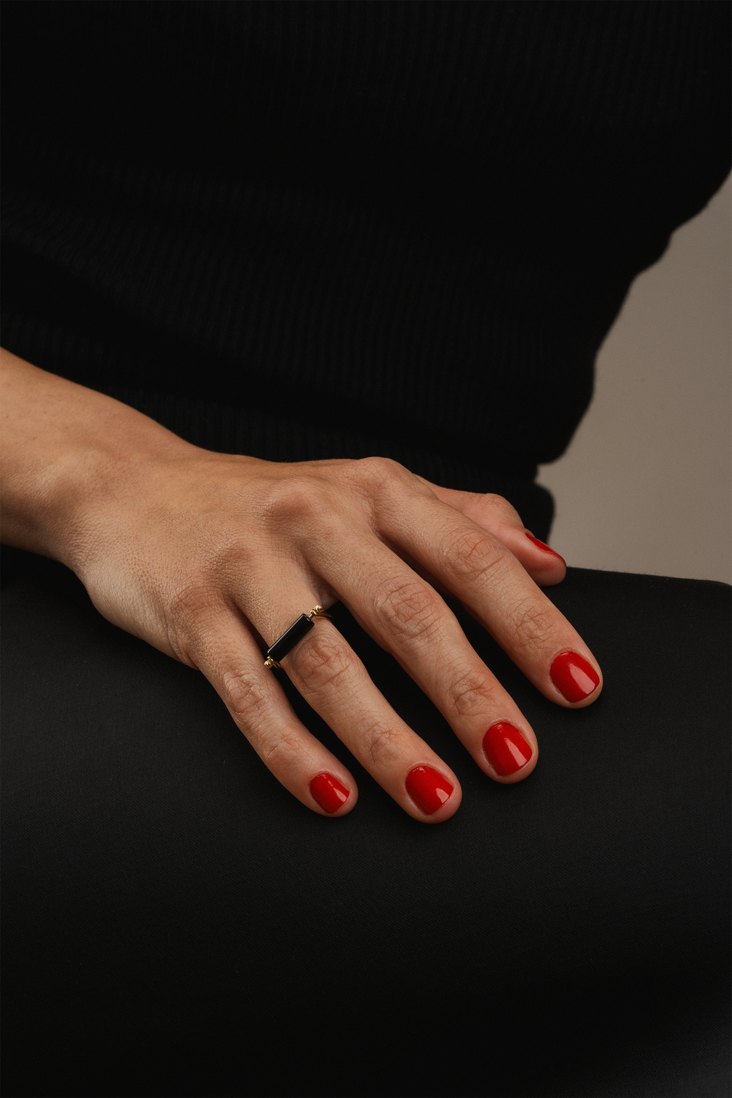 Rolling Stone Gold Ring – Black